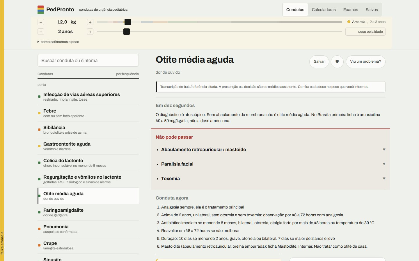 Ficha de otite média aguda no computador: régua de peso e idade no topo, lista de condutas à esquerda e a ficha à direita.